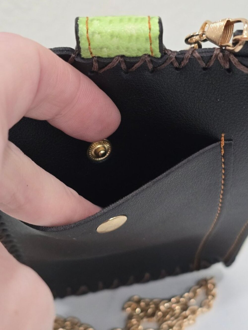 Anime Print ✦ Vegan Leather Crossbody Bag ✦ Gold Chain Strap Back Pocket NWT - Picture 4 of 10